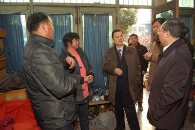 2011年春節(jié)前，公司董事長(zhǎng)兼黨委書記潘建清親自到群益村村民家中走訪慰問
